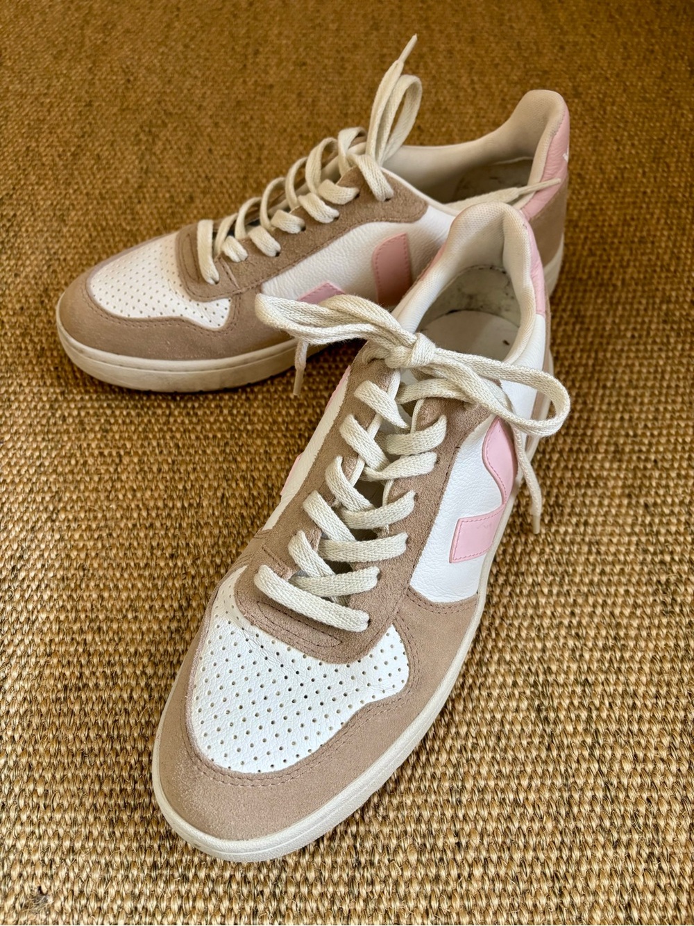 VEJA Sneakers in White, Pink & Tan